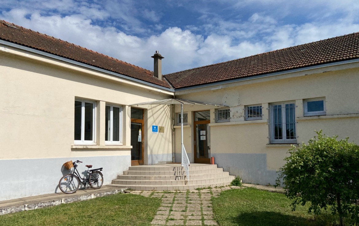 2210 Façade